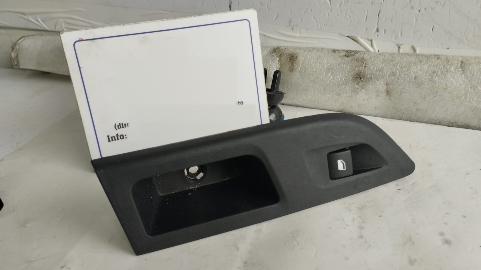 Interruttore alzacristalli porta post. Destro - Immagine 1 di 6