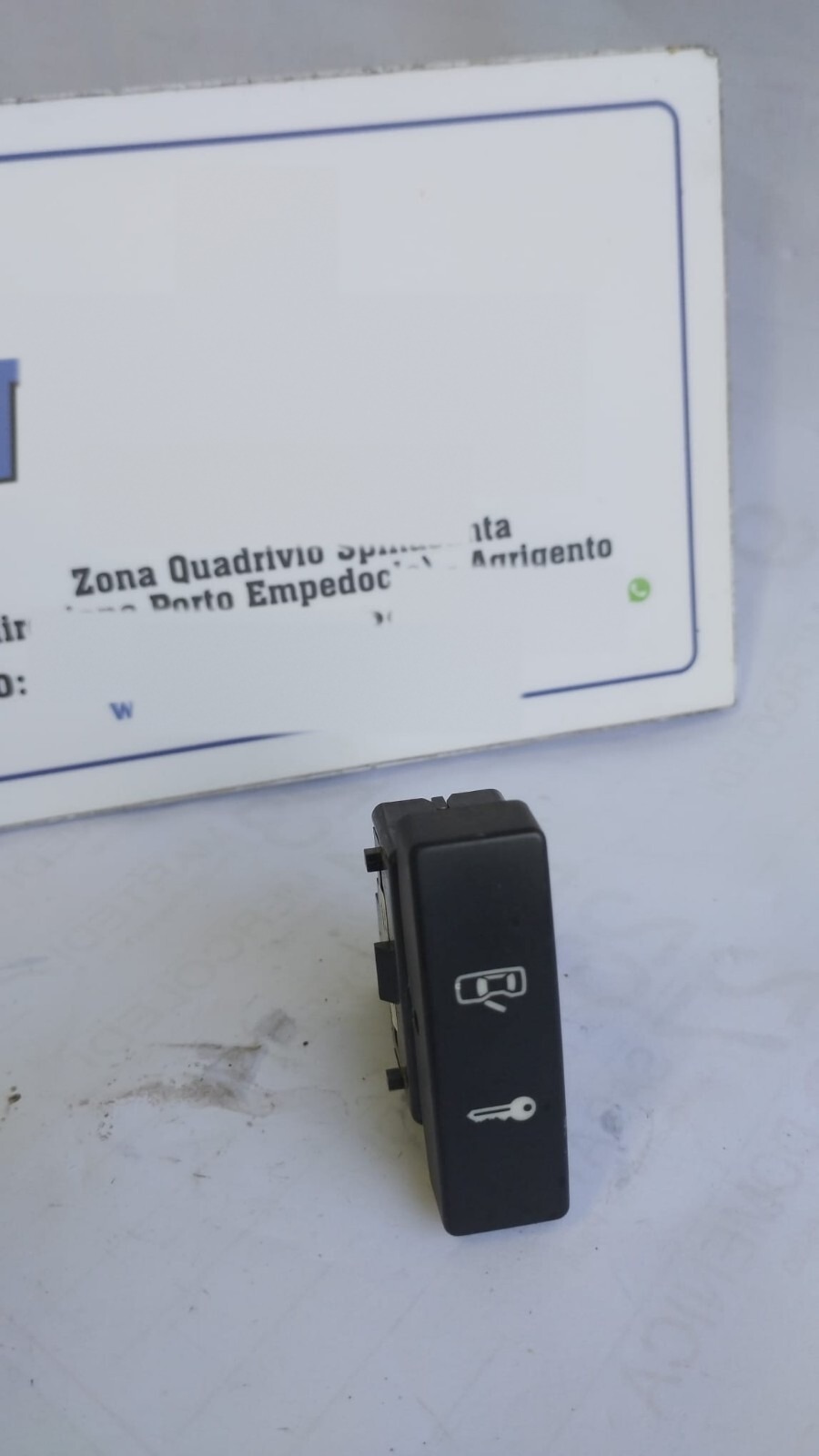 pulsante interruttore apertura chiusura blocco porte - Immagine 1 di 6