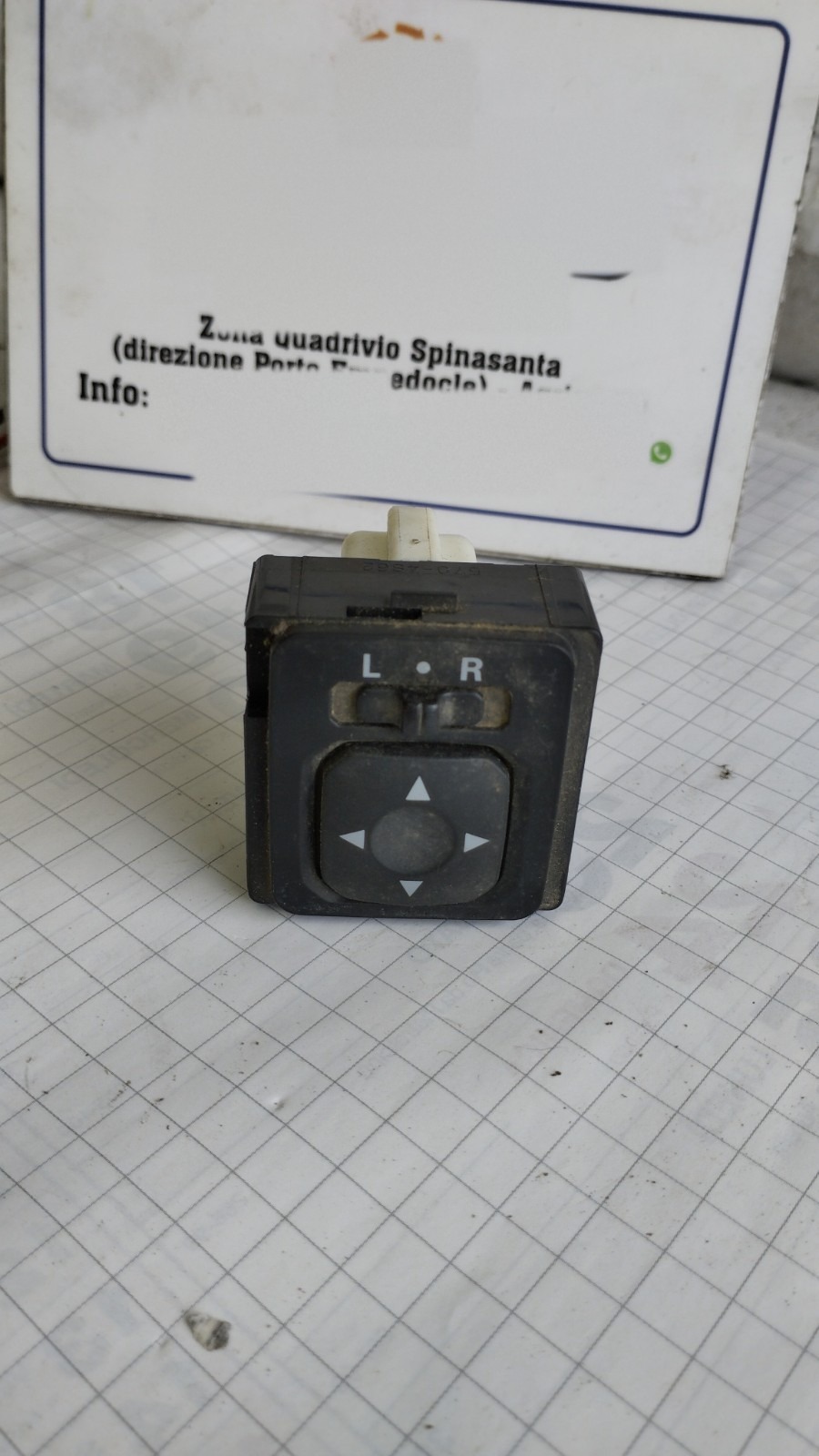 Interruttore regolazione retrovisore est. - Immagine 1 di 5