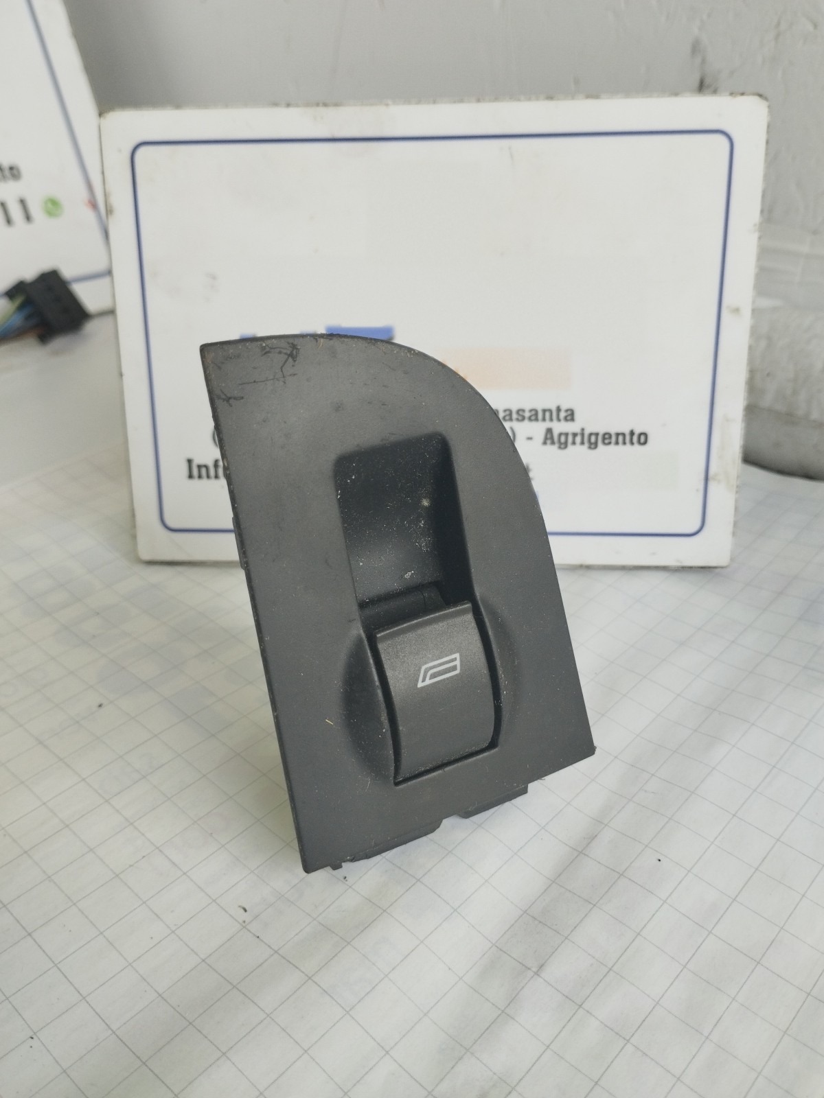 Interruttore alzacristalli porta post. Sinistro - Immagine 1 di 8