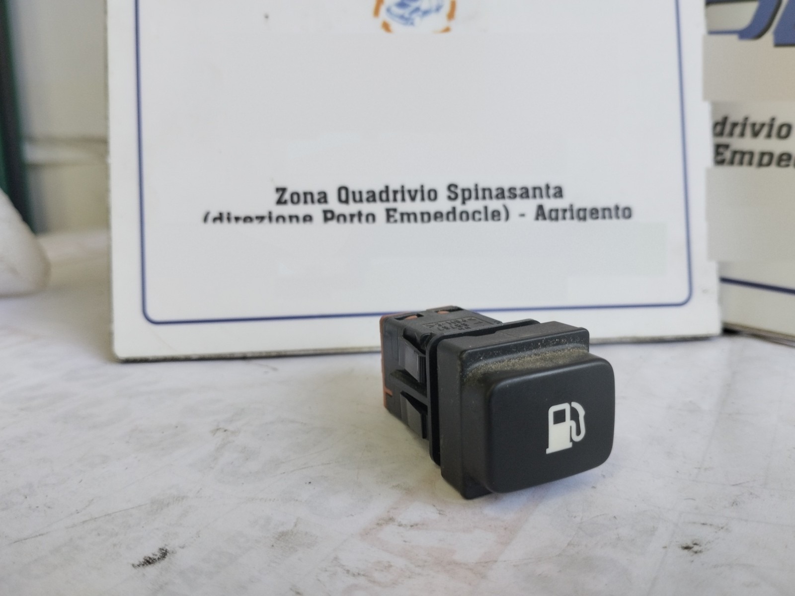 interruttore apertura sportello carburante - Immagine 1 di 6