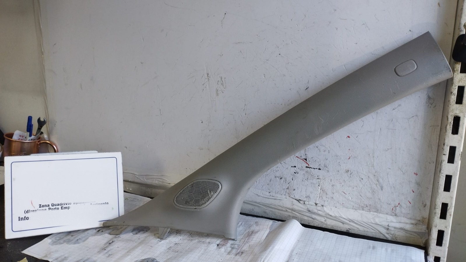 Rivestimento lat. parabrezza Destro - Immagine 1 di 11