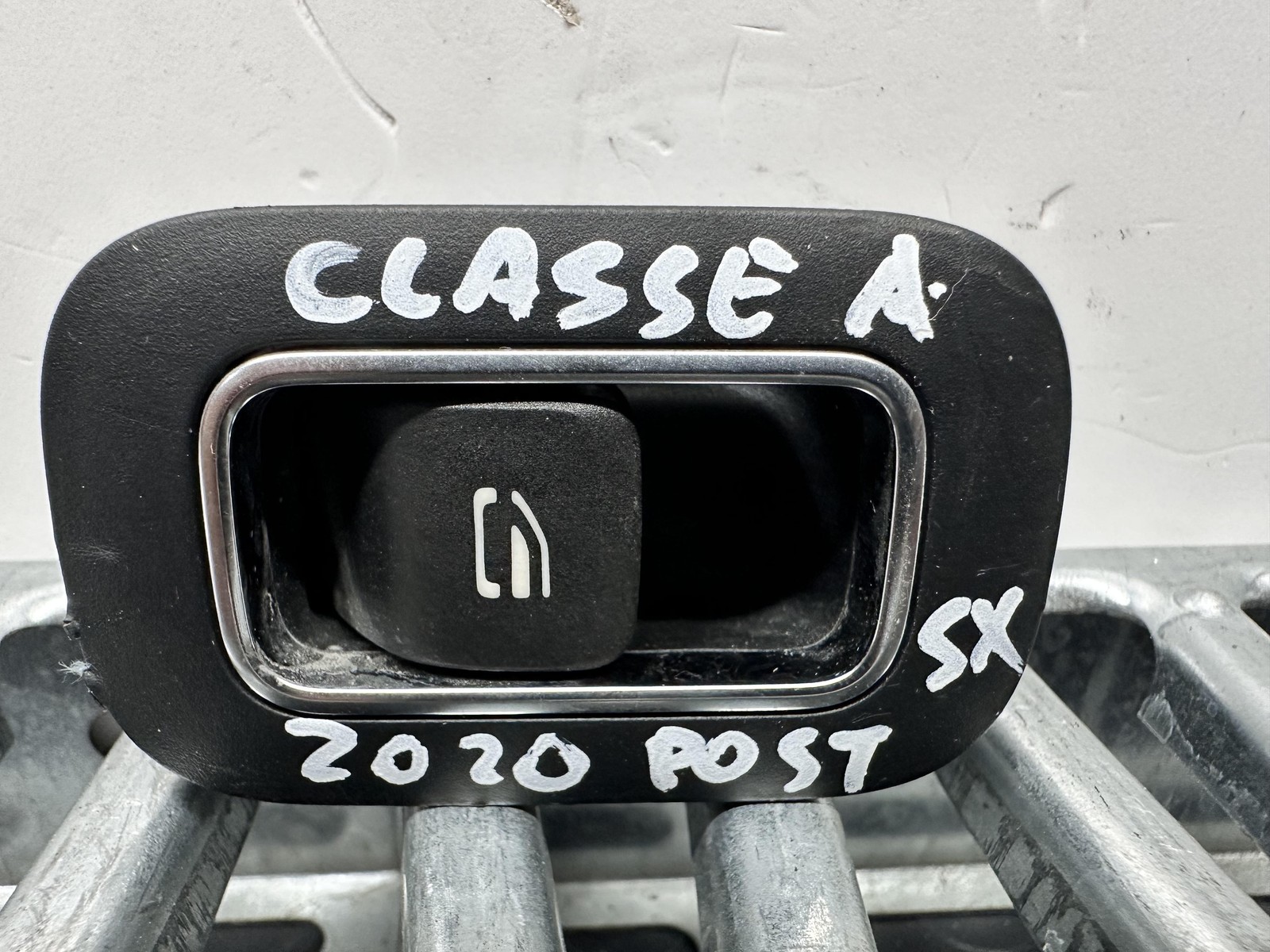 Interruttore alzacristalli porta post. Sinistro - Immagine 1 di 3