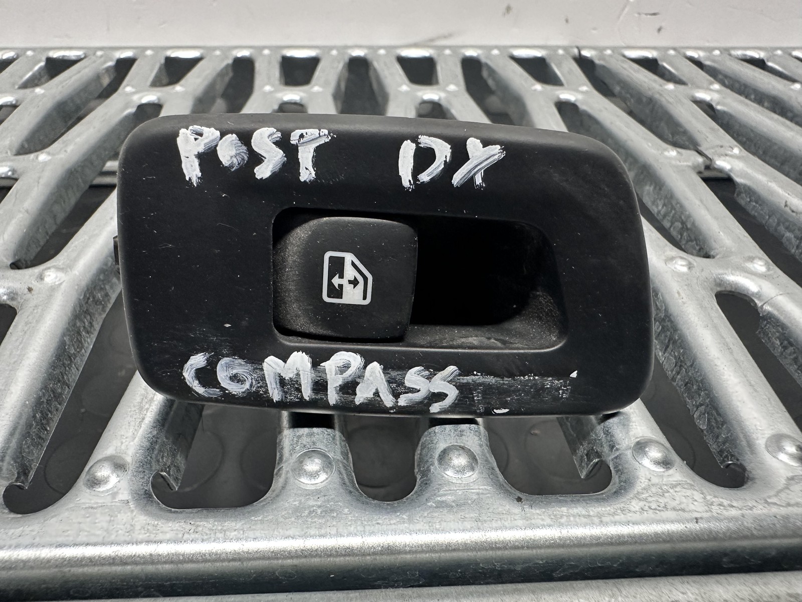 Interruttore alzacristalli porta post. Destro - Immagine 1 di 2