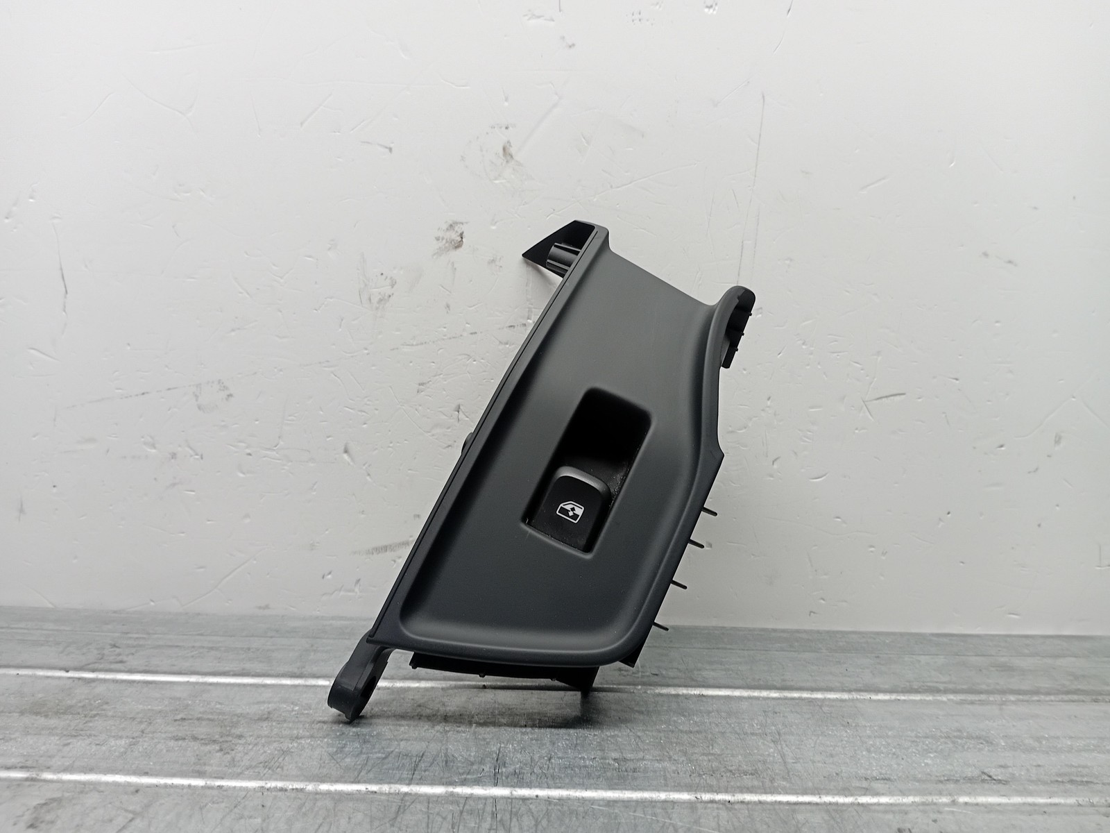 Interruttore alzacristalli porta post. Sinistro - Immagine 1 di 3