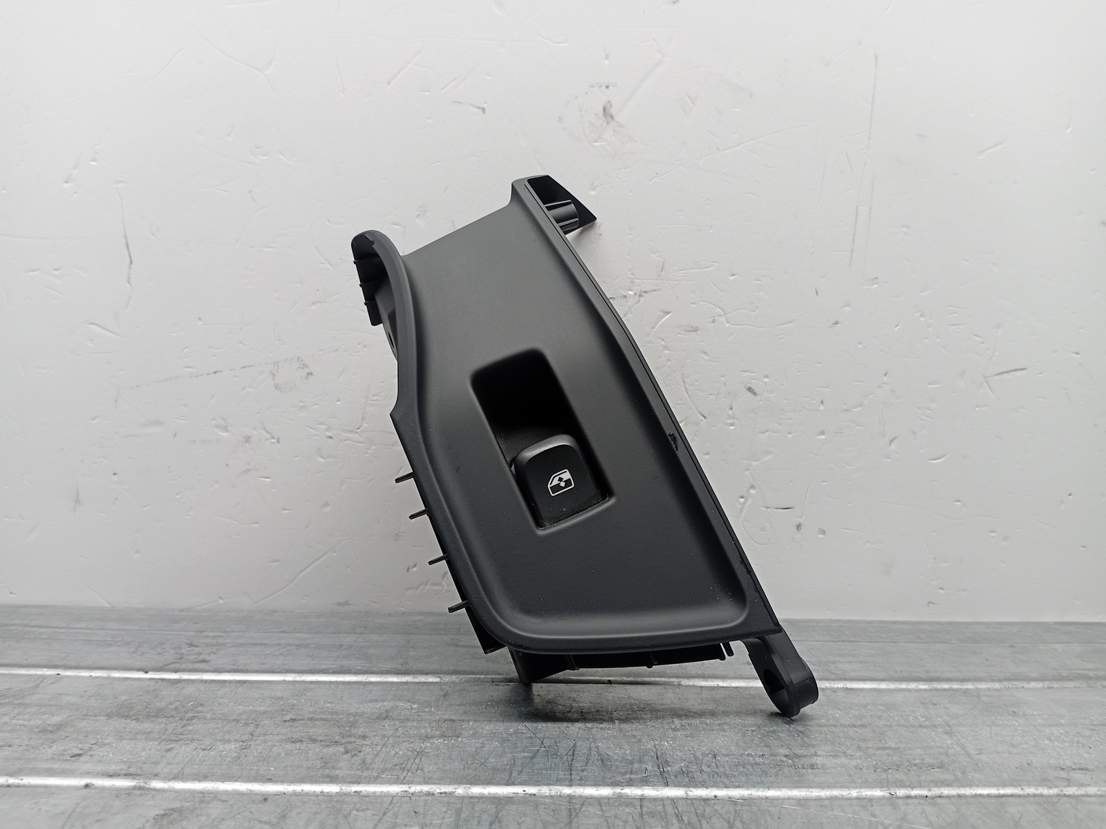 Interruttore alzacristalli porta post. Destro - Immagine 1 di 3