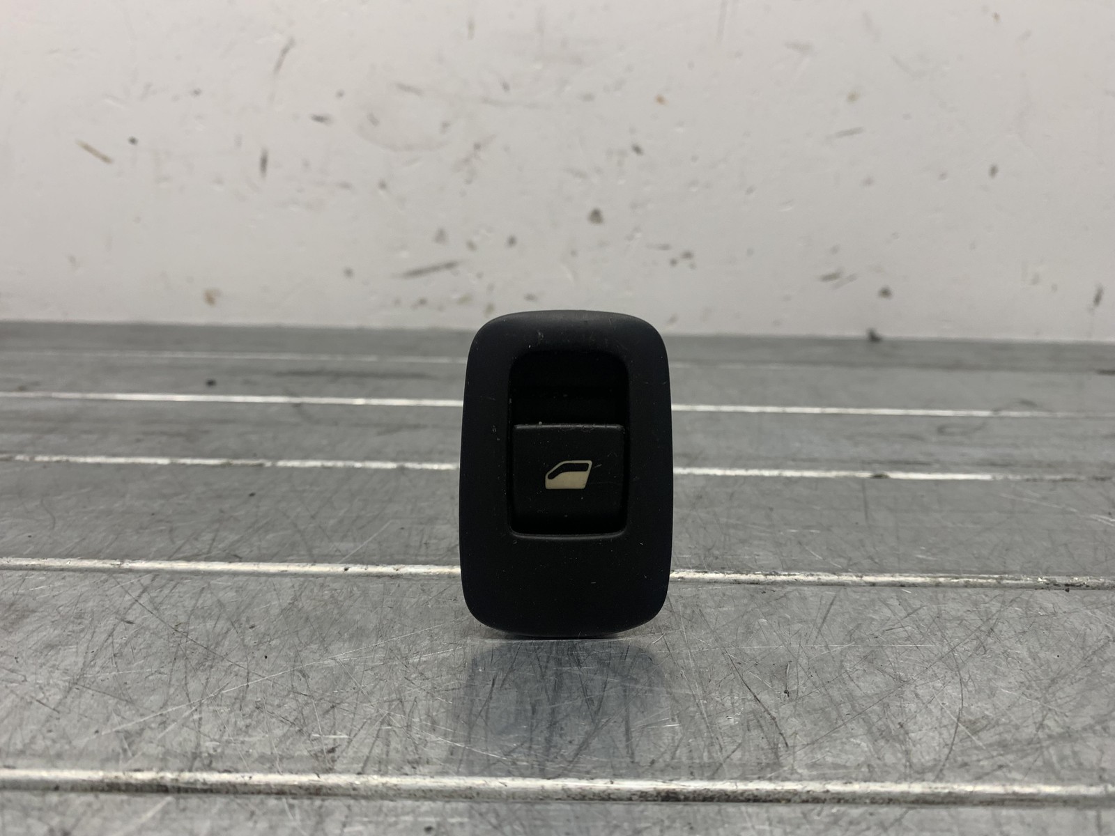 Interruttore alzacristalli porta post. Destro - Immagine 1 di 3