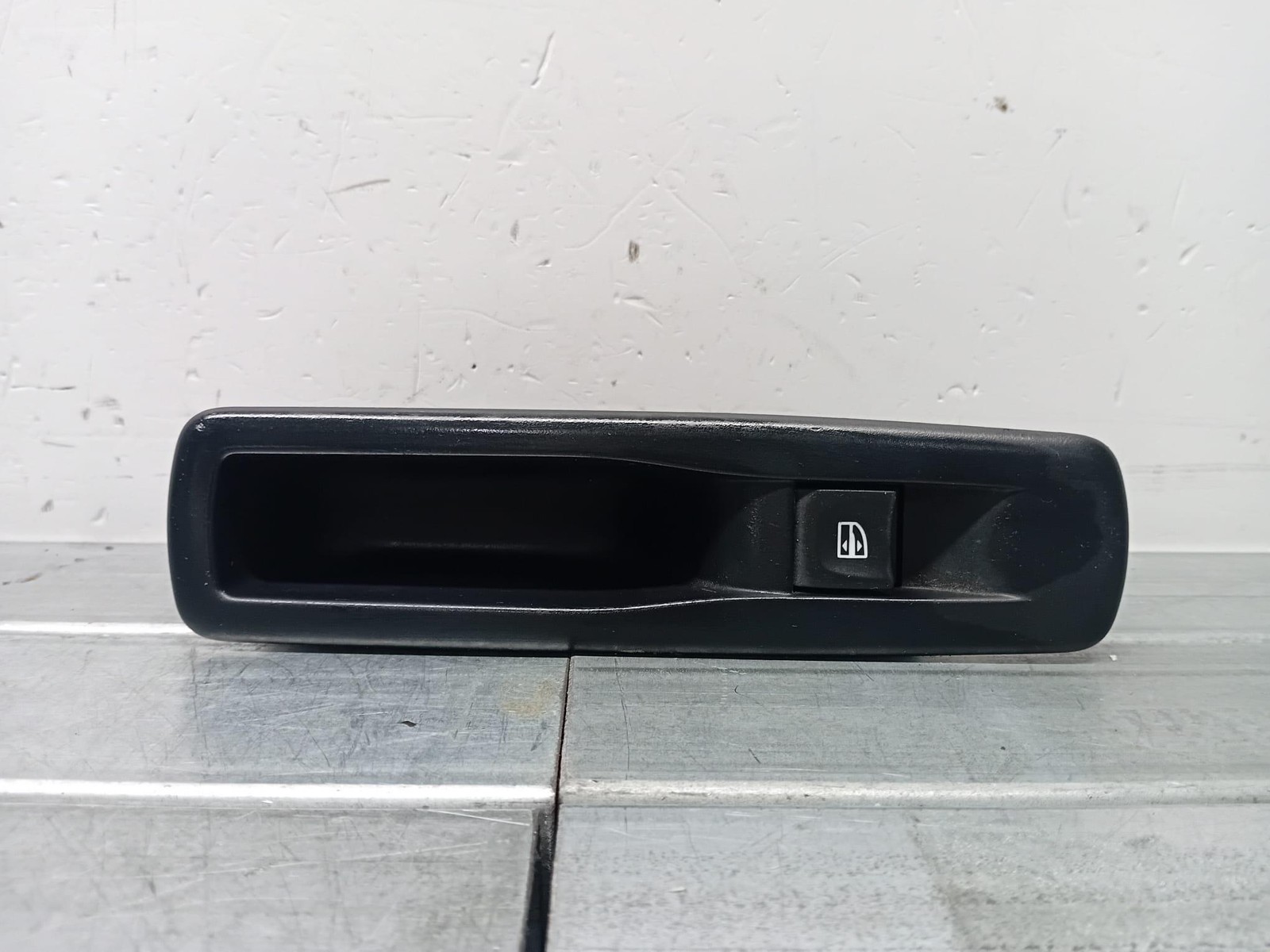 Interruttore alzacristalli porta post. Destro - Immagine 1 di 5