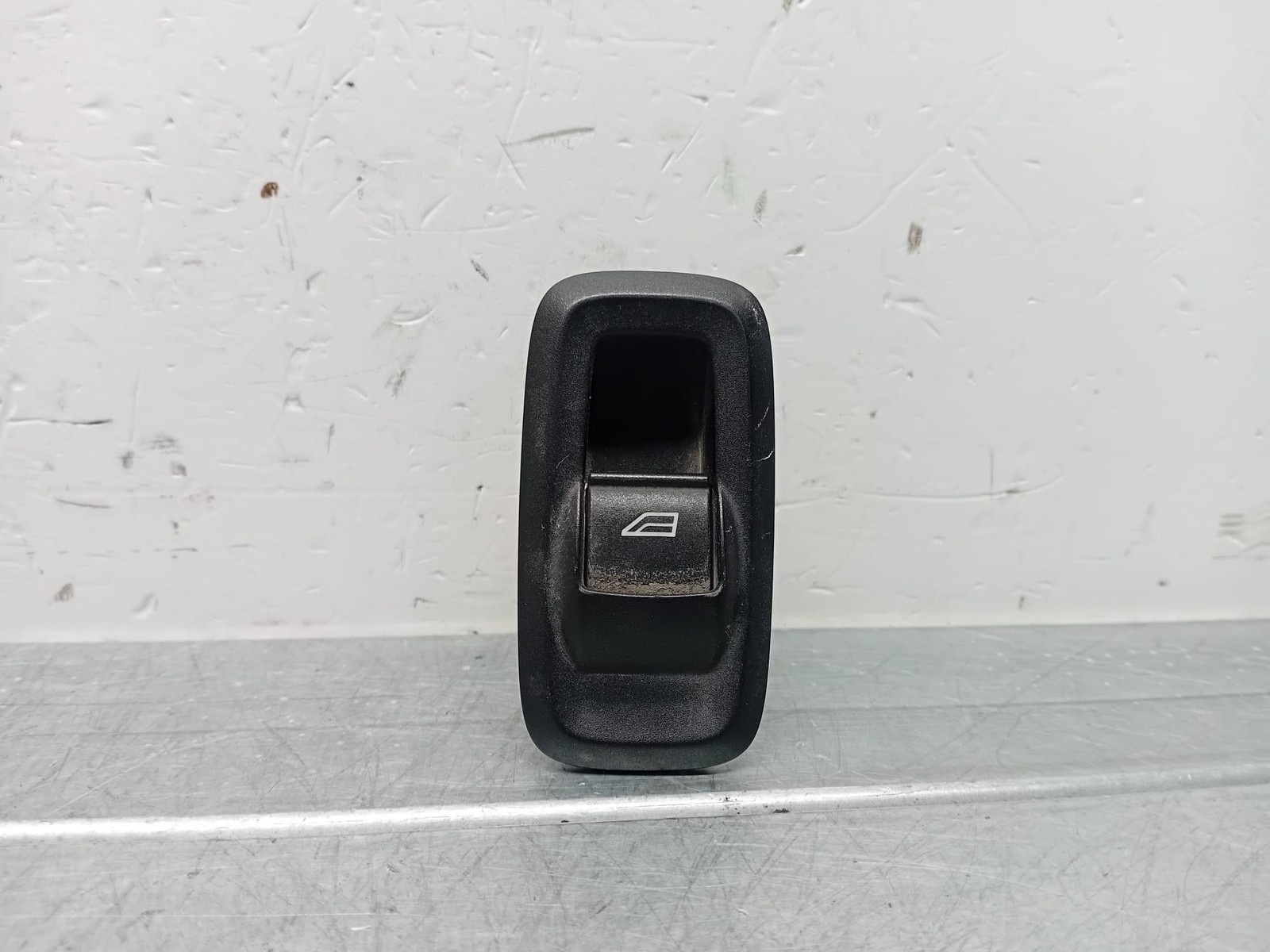 Interruttore alzacristalli porta post. Sinistro - Immagine 1 di 3