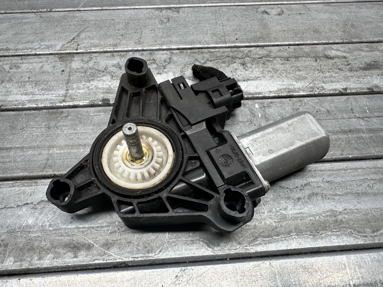 Motorino alzacristallo porta post. Sinistro - Immagine 1 di 3