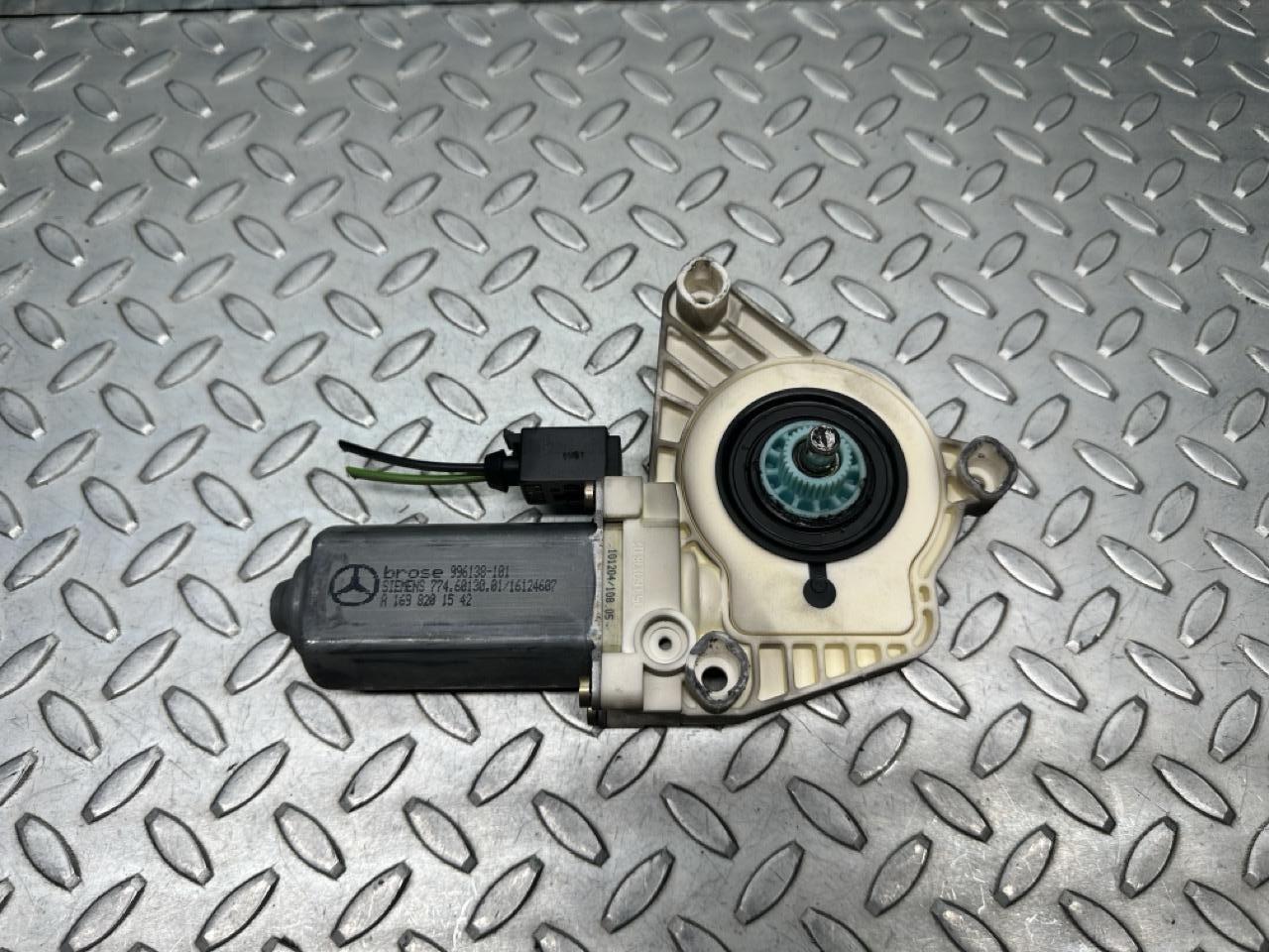Motorino Alzacristallo Porta Ant. Sinistro A1698201542 Usato