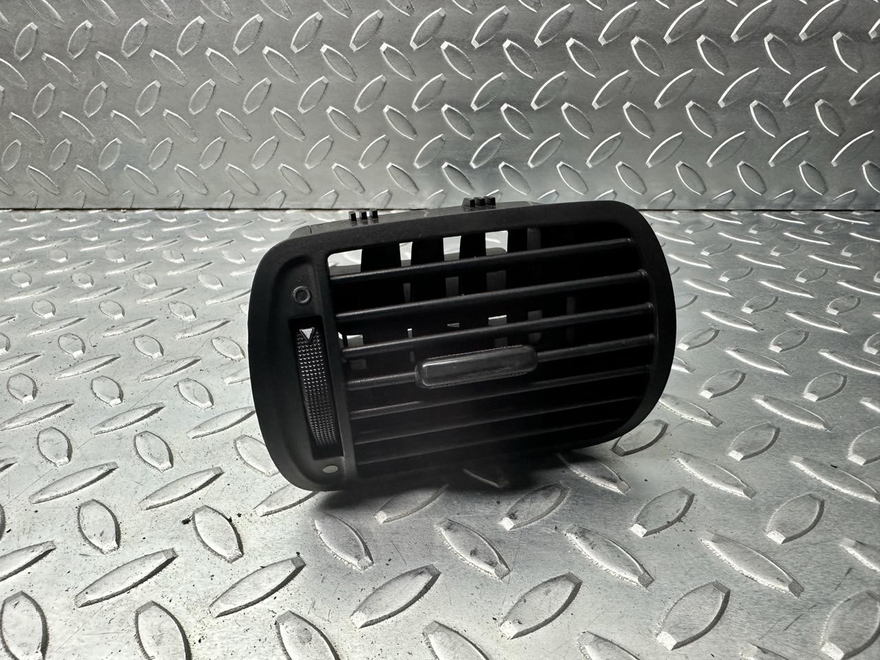 Bocchetta Aria Lat. Cruscotto Sinistro 8L0820901 Usato
