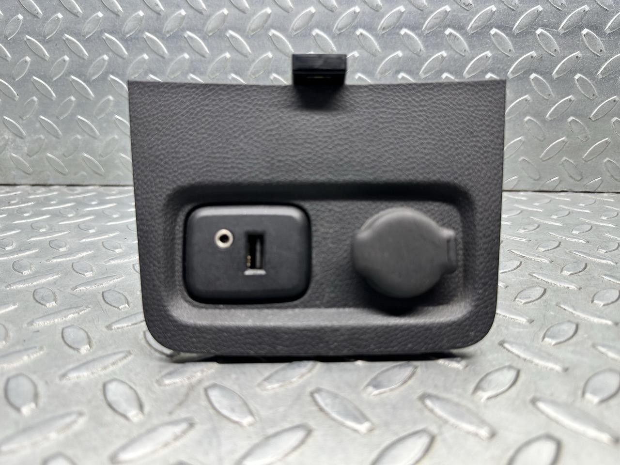console porta USB / AUX - Immagine 1 di 6