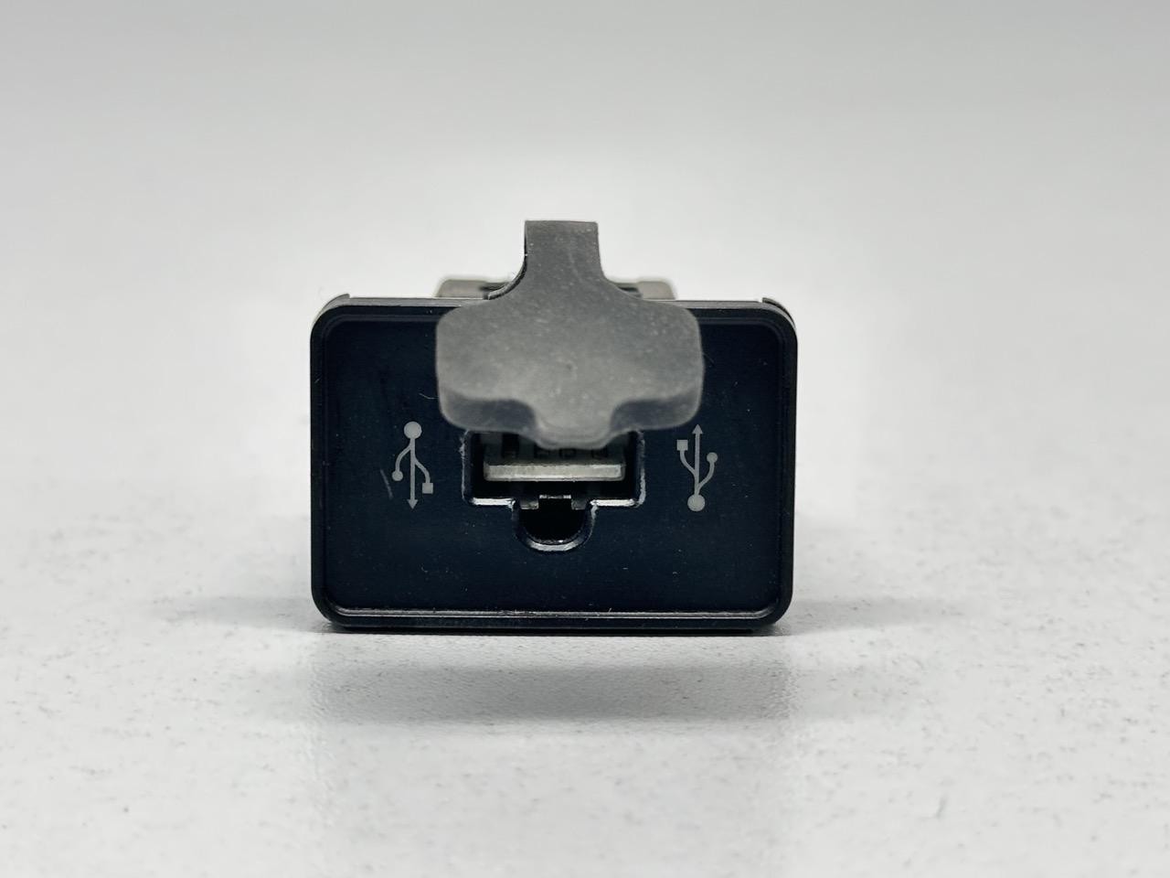 Console Porta Usb / Aux 735429751 Usato