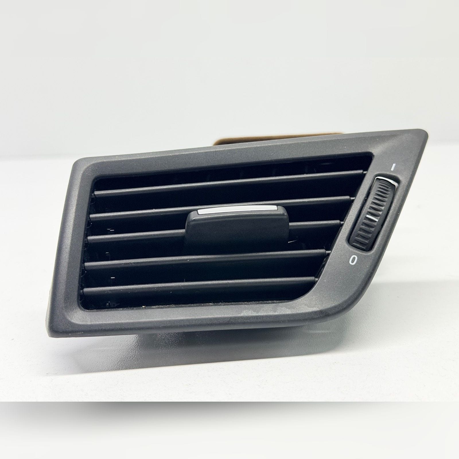 Bocchetta Aria Lat. Cruscotto Sinistro (Bmw) 64222991233 Usato